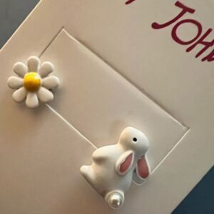 🐰 Betsey Johnson White and Yellow Bunny and Flower mismatched earrings 🐰